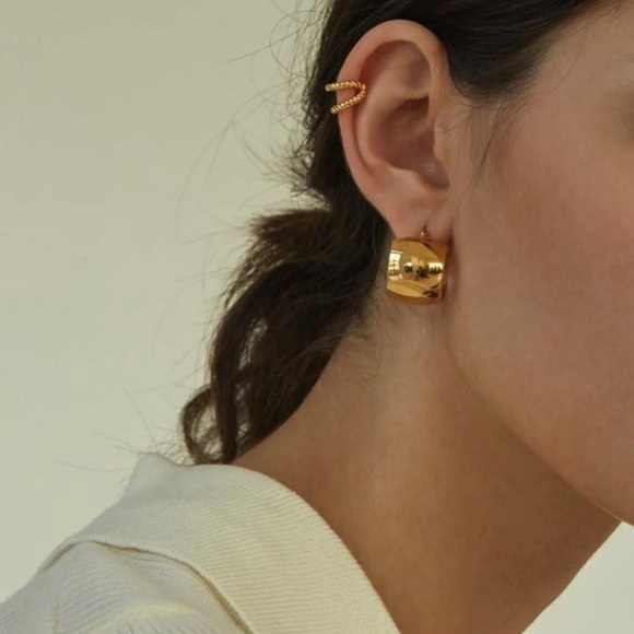 Minimalist 18K GP stainless steel hoop earrings - Picture 3 of 9